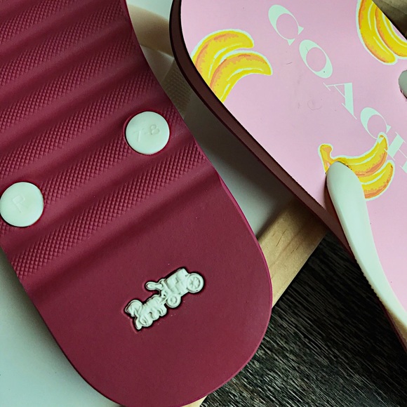 🍌 Last pair! Size 8 Coach banana print flip flops - Picture 3 of 7